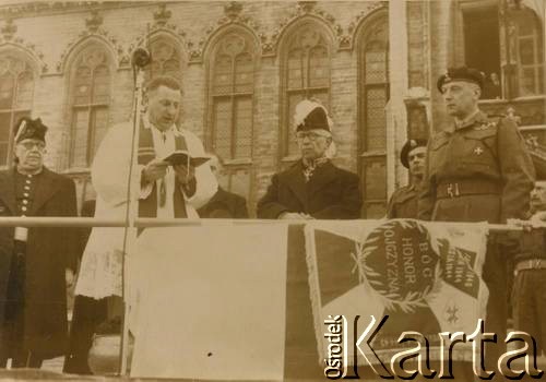 1948, Breda, Holandia.
Uroczystość upamiętniająca wyzwolenie Bredy. Na zdjęciu sztandar ofiarowany przez Holendrów. Z prawej generał brygady Klemens Rudnicki, dowódca 1 Dywizji Pancernej, w środku mer miasta von Stolbe.
Fot. NN, zbiory Izabeli i Andrzeja Czerniajewa, reprodukcje cyfrowe w Ośrodku KARTA w Warszawie i w Instytucie Polskim i Muzeum im. gen. Sikorskiego w Londynie.
