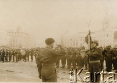 1948, Breda, Holandia.
Uroczystość upamiętniająca wyzwolenie Bredy. Generał brygady Klemens Rudnicki salutuje przed sztandarem.
Fot. NN, zbiory Izabeli i Andrzeja Czerniajewa, reprodukcje cyfrowe w Ośrodku KARTA w Warszawie i w Instytucie Polskim i Muzeum im. gen. Sikorskiego w Londynie.