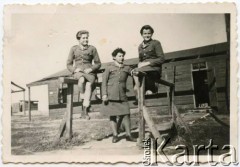 1943, Brytyjski Mandat Palestyny.
Uczennice Szkół Młodszych Ochotniczek, z prawej Karolina Cholewa (potem Baumgart).
Fot. NN, zbiory Karoliny Baumgart, reprodukcje cyfrowe w Ośrodku KARTA w Warszawie i w Instytucie Polskim i Muzeum im. gen. Sikorskiego w Londynie.