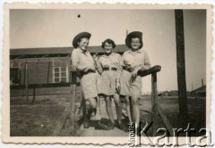 1943, Brytyjski Mandat Palestyny.
Uczennice Szkół Młodszych Ochotniczek, z prawej Karolina Cholewa (potem Baumgart).
Fot. NN, zbiory Karoliny Baumgart, reprodukcje cyfrowe w Ośrodku KARTA w Warszawie i w Instytucie Polskim i Muzeum im. gen. Sikorskiego w Londynie.