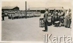 28.06.1943, Quastina, Brytyjski Mandat Palestyny.
Wizyta Naczelnego Wodza Polskich Sił Zbrojnych gen. Władysława Sikorskiego w Szkołach Junackich w Palestynie. Przemówienie.
Fot. NN, zbiory Karoliny Baumgart, reprodukcje cyfrowe w Ośrodku KARTA w Warszawie i w Instytucie Polskim i Muzeum im. gen. Sikorskiego w Londynie.