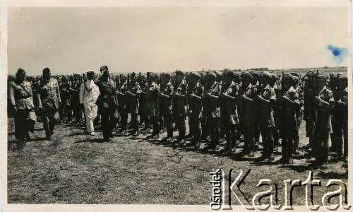 28.06.1943, Quastina, Brytyjski Mandat Palestyny.
Wizyta Naczelnego Wodza Polskich Sił Zbrojnych gen. Władysława Sikorskiego w Szkołach Junackich w Palestynie. Gen. Władysław Sikorksi w towarzystwie oficerów i biskupa polowego Józefa Gawliny (2. z lewej) oddaje honory oddziałom junackim.
Fot. NN, zbiory Karoliny Baumgart, reprodukcje cyfrowe w Ośrodku KARTA w Warszawie i w Instytucie Polskim i Muzeum im. gen. Sikorskiego w Londynie.