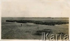 28.06.1943, Quastina, Brytyjski Mandat Palestyny.
Wizyta Naczelnego Wodza Polskich Sił Zbrojnych gen. Władysława Sikorskiego w Szkołach Junackich w Palestynie. Oczekiwanie na przyjazd generała.
Fot. NN, zbiory Karoliny Baumgart, reprodukcje cyfrowe w Ośrodku KARTA w Warszawie i w Instytucie Polskim i Muzeum im. gen. Sikorskiego w Londynie.