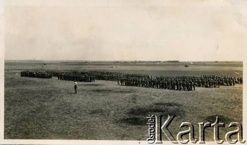 28.06.1943, Quastina, Brytyjski Mandat Palestyny.
Wizyta Naczelnego Wodza Polskich Sił Zbrojnych gen. Władysława Sikorskiego w Szkołach Junackich w Palestynie. Oczekiwanie na przyjazd generała.
Fot. NN, zbiory Karoliny Baumgart, reprodukcje cyfrowe w Ośrodku KARTA w Warszawie i w Instytucie Polskim i Muzeum im. gen. Sikorskiego w Londynie.