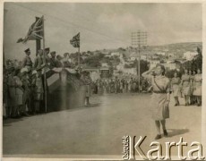 1944-1947, Nazaret, Brytyjski Mandat Palestyny.
Defilada uczennic Szkół Młodszych Ochotniczek przed przedstawicielami władz brytyjskich.
Fot. NN, zbiory Karoliny Baumgart, reprodukcje cyfrowe w Ośrodku KARTA w Warszawie i w Instytucie Polskim i Muzeum im. gen. Sikorskiego w Londynie.