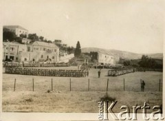 1944-1947, Nazaret, Brytyjski Mandat Palestyny.
Zbiórka uczennic Szkół Młodszych Ochotniczek na placu.
Fot. NN, zbiory Karoliny Baumgart, reprodukcje cyfrowe w Ośrodku KARTA w Warszawie i w Instytucie Polskim i Muzeum im. gen. Sikorskiego w Londynie.