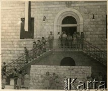 1944-1947, Nazaret, Brytyjski Mandat Palestyny.
Wejście do budynku jednej ze Szkół Młodszych Ochotniczek.
Fot. NN, zbiory Karoliny Baumgart, reprodukcje cyfrowe w Ośrodku KARTA w Warszawie i w Instytucie Polskim i Muzeum im. gen. Sikorskiego w Londynie.