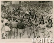 1945, Nazaret, Brytyjski Mandat Palestyny.
Defilada uczennic Szkół Młodszych Ochotniczek.
Fot. NN, zbiory Karoliny Baumgart, reprodukcje cyfrowe w Ośrodku KARTA w Warszawie i w Instytucie Polskim i Muzeum im. gen. Sikorskiego w Londynie.