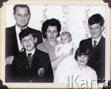 Ok. 1968, Preston, Anglia, Wielka Brytania.
Karolina z domu Cholewa i Józef Baumgart z dziećmi (od lewej): Bogusław, Adam, Barbara, Janusz.
Fot. NN, zbiory Karoliny Baumgart, reprodukcje cyfrowe w Ośrodku KARTA w Warszawie i w Instytucie Polskim i Muzeum im. gen. Sikorskiego w Londynie.