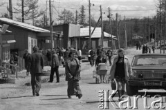 Lata 70., Tynda, obwód amurski, Rosyjska Federacyjna Socjalistyczna Republika Radziecka, ZSRR.
Budowa Bajkalsko-Amurskiej Magistrali Kolejowej. Życie codzienne na osiedlu dla budowniczych kolei- mieszkańcy na ulicy miasta.
Fot. Mikołaj Nesterowicz, zbiory Ośrodka KARTA
