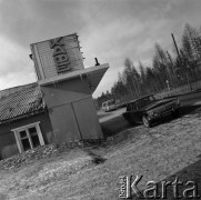 1977, Tynda, obwód amurski, Rosyjska Federacyjna Socjalistyczna Republika Radziecka, ZSRR.
Budowa Bajkalsko-Amurskiej Magistrali Kolejowej (BAM). Samochód marki Wołga stoi przy budynku, w którym mieści się przydrożny lokal gastronomiczny (kawiarnia).
Fot. Mikołaj Nesterowicz, zbiory Ośrodka KARTA