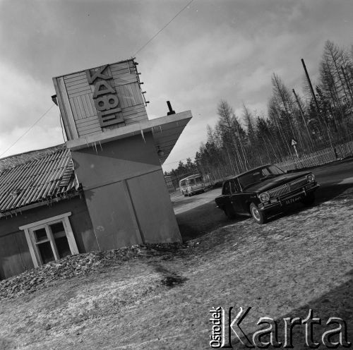 1977, Tynda, obwód amurski, Rosyjska Federacyjna Socjalistyczna Republika Radziecka, ZSRR.
Budowa Bajkalsko-Amurskiej Magistrali Kolejowej (BAM). Samochód marki Wołga stoi przy budynku, w którym mieści się przydrożny lokal gastronomiczny (kawiarnia).
Fot. Mikołaj Nesterowicz, zbiory Ośrodka KARTA