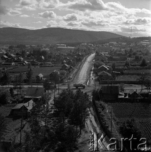 1977, Tynda, obwód amurski, Rosyjska Federacyjna Socjalistyczna Republika Radziecka, ZSRR.
Budowa Bajkalsko-Amurskiej Magistrali Kolejowej (BAM). Osiedle domów. Na dalszym planie widoczna przepływająca przez miasto rzeka Tynda.
Fot. Mikołaj Nesterowicz, zbiory Ośrodka KARTA