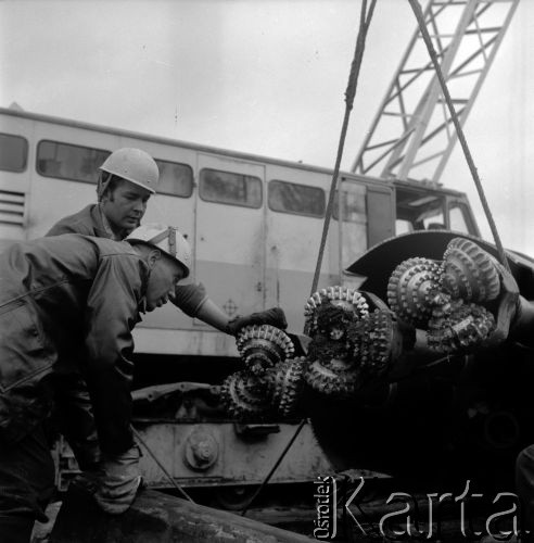 1977, Rosyjska Federacyjna Socjalistyczna Republika Radziecka, ZSRR.
Budowa Bajkalsko-Amurskiej Magistrali Kolejowej (BAM). Robotnicy sprawdzają maszynę z głowicą do drążenia w ziemi.
Fot. Mikołaj Nesterowicz, zbiory Ośrodka KARTA