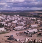 1977, Tynda, obwód amurski, Rosyjska Federacyjna Socjalistyczna Republika Radziecka, ZSRR.
Budowa Bajkalsko-Amurskiej Magistrali Kolejowej (BAM). Osiedle domów. Na dalszym planie widoczna przepływająca przez miasto rzeka Tynda.
Fot. Mikołaj Nesterowicz, zbiory Ośrodka KARTA