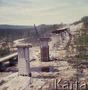 1977, Rosyjska Federacyjna Socjalistyczna Republika Radziecka, ZSRR.
Budowa Bajkalsko-Amurskiej Magistrali Kolejowej (BAM). Wznoszenie filarów mostu kolejowego.
Fot. Mikołaj Nesterowicz, zbiory Ośrodka KARTA