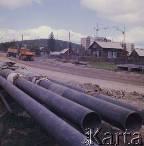 1977, Tynda, obwód amurski, Rosyjska Federacyjna Socjalistyczna Republika Radziecka, ZSRR. 
Wznoszenie nowych bloków mieszkalnych w związku z budową magistrali i dynamicznym rozwojem miasta.
Fot. Mikołaj Nesterowicz, zbiory Ośrodka KARTA