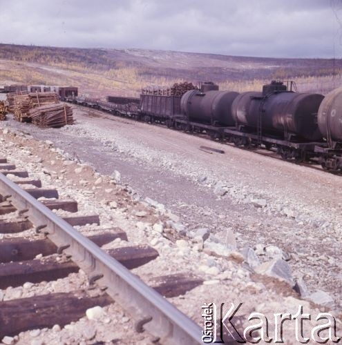 1977, Rosyjska Federacyjna Socjalistyczna Republika Radziecka, ZSRR.
Budowa Bajkalsko-Amurskiej Magistrali Kolejowej (BAM). Cysterny i materiały budowlane.
Fot. Mikołaj Nesterowicz, zbiory Ośrodka KARTA