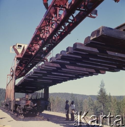 1977, Rosyjska Federacyjna Socjalistyczna Republika Radziecka, ZSRR.
Budowa Bajkalsko-Amurskiej Magistrali Kolejowej (BAM). Układanie torów kolejowych.
Fot. Mikołaj Nesterowicz, zbiory Ośrodka KARTA