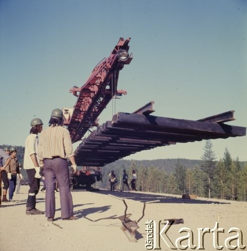 1977, Rosyjska Federacyjna Socjalistyczna Republika Radziecka, ZSRR.
Budowa Bajkalsko-Amurskiej Magistrali Kolejowej (BAM). Robotnicy pracują przy układaniu torów kolejowych.
Fot. Mikołaj Nesterowicz, zbiory Ośrodka KARTA