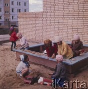 1977, Tynda, obwód amurski, Rosyjska Federacyjna Socjalistyczna Republika Radziecka, ZSRR.
Budowa Bajkalsko-Amurskiej Magistrali Kolejowej (BAM). Dzieci bawią się w piaskownicy na placu zabaw przy nowym osiedlu bloków wzniesionych w związku z budową magistrali i  dynamicznym rozwojem miasta.
Fot. Mikołaj Nesterowicz, zbiory Ośrodka KARTA