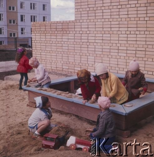 1977, Tynda, obwód amurski, Rosyjska Federacyjna Socjalistyczna Republika Radziecka, ZSRR.
Budowa Bajkalsko-Amurskiej Magistrali Kolejowej (BAM). Dzieci bawią się w piaskownicy na placu zabaw przy nowym osiedlu bloków wzniesionych w związku z budową magistrali i  dynamicznym rozwojem miasta.
Fot. Mikołaj Nesterowicz, zbiory Ośrodka KARTA