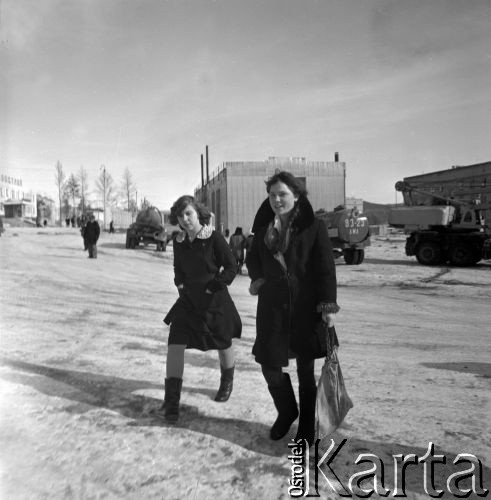 1977, Tynda, obwód amurski, Rosyjska Federacyjna Socjalistyczna Republika Radziecka, ZSRR.
Budowa Bajkalsko-Amurskiej Magistrali Kolejowej (BAM). Dziewczyny na ulicy miasta.
Fot. Mikołaj Nesterowicz, zbiory Ośrodka KARTA