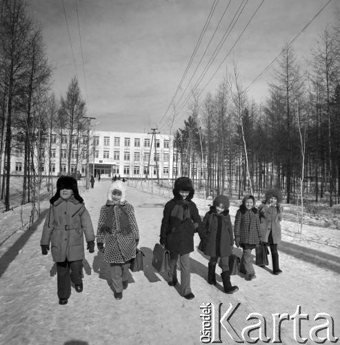 1977, Tynda, obwód amurski, Rosyjska Federacyjna Socjalistyczna Republika Radziecka, ZSRR.
Życie codzienne - dzieci wracają ze szkoły.
Fot. Mikołaj Nesterowicz, zbiory Ośrodka KARTA