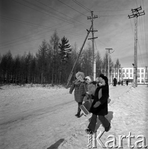 1977, Tynda, obwód amurski, Rosyjska Federacyjna Socjalistyczna Republika Radziecka, ZSRR.
Życie codzienne - dzieci wracają ze szkoły.
Fot. Mikołaj Nesterowicz, zbiory Ośrodka KARTA