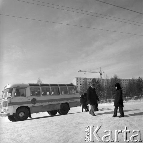 1977, Tynda, obwód amurski, Rosyjska Federacyjna Socjalistyczna Republika Radziecka, ZSRR.
Budowa Bajkalsko-Amurskiej Magistrali Kolejowej (BAM). Należący do koncernu BAM autobus szkolny zabiera dzieci czekające na z przystanku. Na drugim planie osiedle nowych bloków, wznoszone w związku z dynamicznym rozwojem miasta.
Fot. Mikołaj Nesterowicz, zbiory Ośrodka KARTA