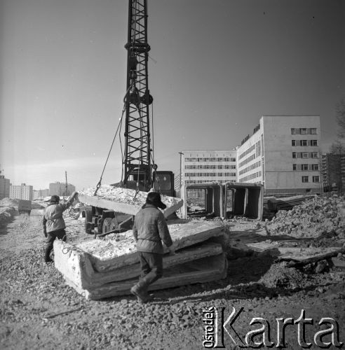 1977, Tynda, obwód amurski, Rosyjska Federacyjna Socjalistyczna Republika Radziecka, ZSRR.
Budowa Bajkalsko-Amurskiej Magistrali Kolejowej (BAM). Robotnicy pracują na terenie budowy nowego osiedla, powstającego dla nowych mieszkańców miasta, rozwijającego się w związku z budową linii kolejowej.
Fot. Mikołaj Nesterowicz, zbiory Ośrodka KARTA