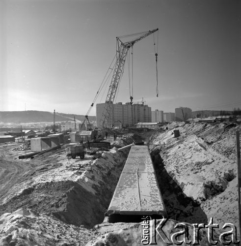 1977, Tynda, obwód amurski, Rosyjska Federacyjna Socjalistyczna Republika Radziecka, ZSRR.
Budowa Bajkalsko-Amurskiej Magistrali Kolejowej (BAM). Wznoszenie nowych bloków, w których zamieszkają robotnicy pracujący przy budowie linii oraz nowi mieszkańcy, osiedlający się w związku z rozwojem miasta.
Fot. Mikołaj Nesterowicz, zbiory Ośrodka KARTA