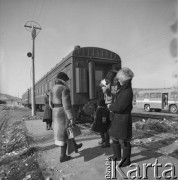 1977, prawdopodobnie Berkakit, Jakucka Autonomiczna Socjalistyczna Republika Radziecka, ZSRR.
Budowa Kolei Amursko-Jakuckiej na odcinku między Tyndą a Berkakit, zwanym Małym BAM (Małą Bajkalsko-Amurską Magistralą Kolejową). Grupa kobiet stoi na nowootwartym peronie stacji.
Fot. Mikołaj Nesterowicz, zbiory Ośrodka KARTA