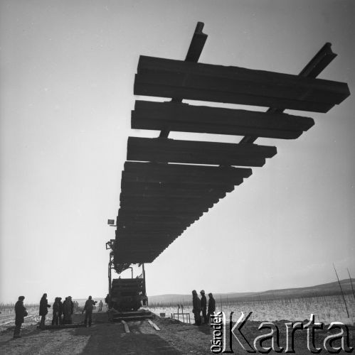 1977, Rosyjska Federacyjna Socjalistyczna Republika Radziecka, ZSRR.
Budowa Bajkalsko-Amurskiej Magistrali Kolejowej (BAM). Układanie torów kolejowych.
Fot. Mikołaj Nesterowicz, zbiory Ośrodka KARTA