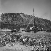 1977, Rosyjska Federacyjna Socjalistyczna Republika Radziecka, ZSRR.
Budowa Bajkalsko-Amurskiej Magistrali Kolejowej (BAM). Prace nad stawianiem konstrukcji mostu - wbijanie pali w dno zamarzniętej rzeki.
Fot. Mikołaj Nesterowicz, zbiory Ośrodka KARTA