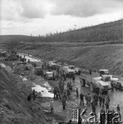 1977, Rosyjska Federacyjna Socjalistyczna Republika Radziecka, ZSRR.
Budowa Kolei Amursko-Jakuckiej na odcinku między Tyndą a Berkakit, zwanym Małym BAM (Małą Bajkalsko-Amurską Magistralą Kolejową). Dziennikarze odwiedzają teren budowy tunelu 