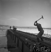 1977, Rosyjska Federacyjna Socjalistyczna Republika Radziecka, ZSRR.
Budowa Bajkalsko-Amurskiej Magistrali Kolejowej (BAM). Robotnik pracuje przy układaniu torów kolejowych.
Fot. Mikołaj Nesterowicz, zbiory Ośrodka KARTA