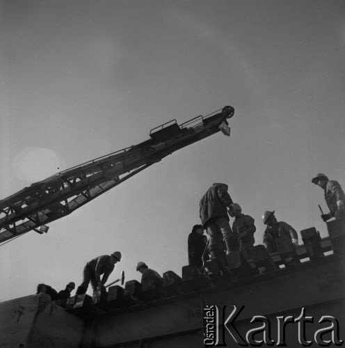 1977, Rosyjska Federacyjna Socjalistyczna Republika Radziecka, ZSRR.
Budowa Bajkalsko-Amurskiej Magistrali Kolejowej (BAM). Robotnicy pracują przy układaniu torów kolejowych.
Fot. Mikołaj Nesterowicz, zbiory Ośrodka KARTA