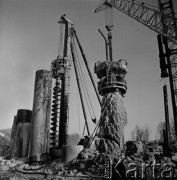 1977, Rosyjska Federacyjna Socjalistyczna Republika Radziecka, ZSRR.
Budowa Bajkalsko-Amurskiej Magistrali Kolejowej (BAM). Prace nad stawianiem konstrukcji mostu - wbijanie pali w dno zamarzniętej rzeki.
Fot. Mikołaj Nesterowicz, zbiory Ośrodka KARTA