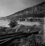 1977, Tynda, obwód amurski, Rosyjska Federacyjna Socjalistyczna Republika Radziecka, ZSRR. Baraki ekip budowlanych przy brzegu zamarzniętej rzeki.
Budowa Bajkalsko-Amurskiej Magistrali Kolejowej.
Fot. Mikołaj Nesterowicz, zbiory Ośrodka KARTA
