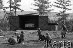 1977, Tynda, obwód amurski, Rosyjska Federacyjna Socjalistyczna Republika Radziecka, ZSRR.
Budowa Bajkalsko-Amurskiej Magistrali Kolejowej (BAM). Dzieci bawią się na osiedlu dla budowniczych kolei.
Fot. Mikołaj Nesterowicz, zbiory Ośrodka KARTA