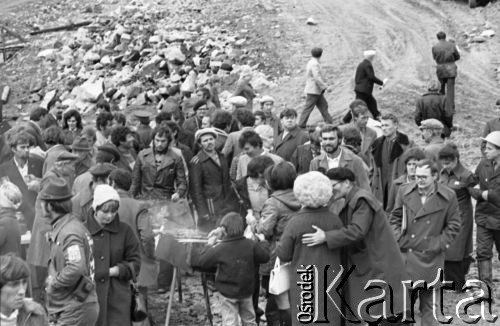 1977, Rosyjska Federacyjna Socjalistyczna Republika Radziecka, ZSRR.
Budowa Kolei Amursko-Jakuckiej na odcinku między Tyndą a Berkakit, zwanym Małym BAM (Małą Bajkalsko-Amurską Magistralą Kolejową). Dziennikarze odwiedzają teren budowy tunelu 