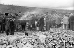 1977, Rosyjska Federacyjna Socjalistyczna Republika Radziecka, ZSRR.
Budowa Kolei Amursko-Jakuckiej na odcinku między Tyndą a Berkakit, zwanym Małym BAM (Małą Bajkalsko-Amurską Magistralą Kolejową). Dziennikarze odwiedzają teren budowy tunelu 