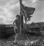 1977, Rosyjska Federacyjna Socjalistyczna Republika Radziecka, ZSRR.
Budowa Bajkalsko-Amurskiej Magistrali Kolejowej (BAM). Kobieta rozwiesza pranie w osadzie dla budowniczych.
Fot. Mikołaj Nesterowicz, zbiory Ośrodka KARTA