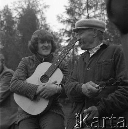 Po 1974, Rosyjska Federacyjna Socjalistyczna Republika Radziecka, ZSRR.
Budowa Bajkalsko-Amurskiej Magistrali Kolejowej (BAM). Członkowie brygady po pracy.
Fot. Mikołaj Nesterowicz, zbiory Ośrodka KARTA