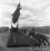 1977, Rosyjska Federacyjna Socjalistyczna Republika Radziecka, ZSRR.
Budowa Bajkalsko-Amurskiej Magistrali Kolejowej (BAM). Robotnicy układają tory kolejowe.
Fot. Mikołaj Nesterowicz, zbiory Ośrodka KARTA