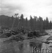 1977, Rosyjska Federacyjna Socjalistyczna Republika Radziecka, ZSRR.
Budowa Bajkalsko-Amurskiej Magistrali Kolejowej (BAM). Prace ziemne w terenie nad brzegiem rzeki, poprzedzjące przygotowanie gruntu pod budowę mostu kolejowego.
Fot. Mikołaj Nesterowicz, zbiory Ośrodka KARTA