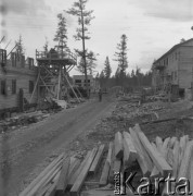 1977, Tynda, obwód amurski, Rosyjska Federacyjna Socjalistyczna Republika Radziecka, ZSRR.
Budowa Bajkalsko-Amurskiej Magistrali Kolejowej (BAM). Wznoszenie osiedla nowych drewnianych domów w związku z budową magistrali i dynamicznym rozwojem miasta.
Fot. Mikołaj Nesterowicz, zbiory Ośrodka KARTA