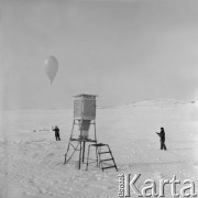 Lata 70., Biegun Północny.
Stacja badawcza. Puszczanie balonu z sondą meteorologiczną. 
Fot. Mikołaj Nesterowicz, zbiory Ośrodka KARTA