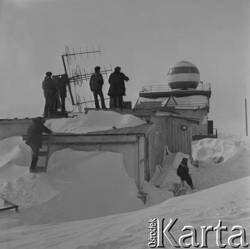 Lata 70., Biegun Północny.
Montowanie anteny na dachu stacji badawczej.
Fot. Mikołaj Nesterowicz, zbiory Ośrodka KARTA